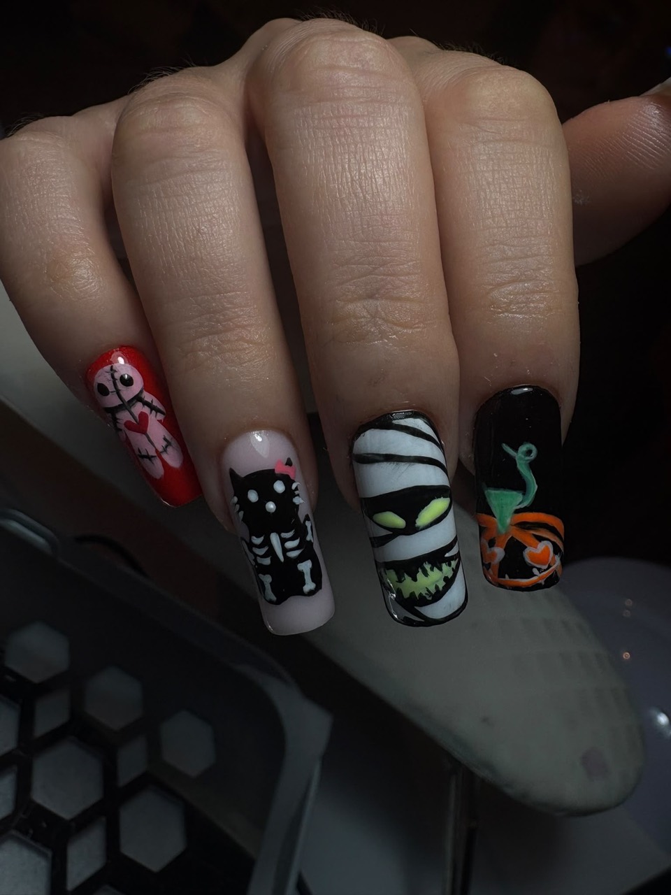 Nail art ilustrativ în negru și roșu, cu personaje desenate